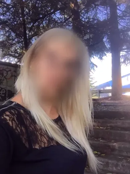 Caroline, 32