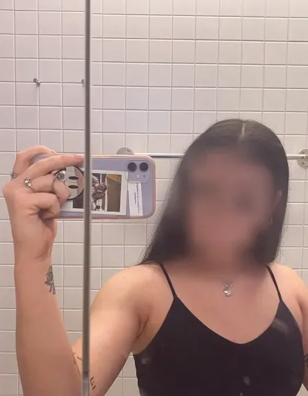 Laura, 26